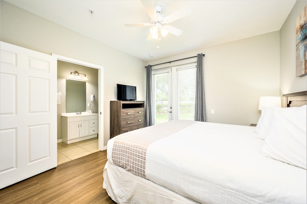 Vista Cay Resort by Millenium at Universal Blvd — Hotel rooms in Orlando, Florida