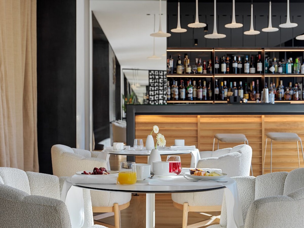 H10 Port Vell — Restaurant & bars in Barcelona, Catalonia