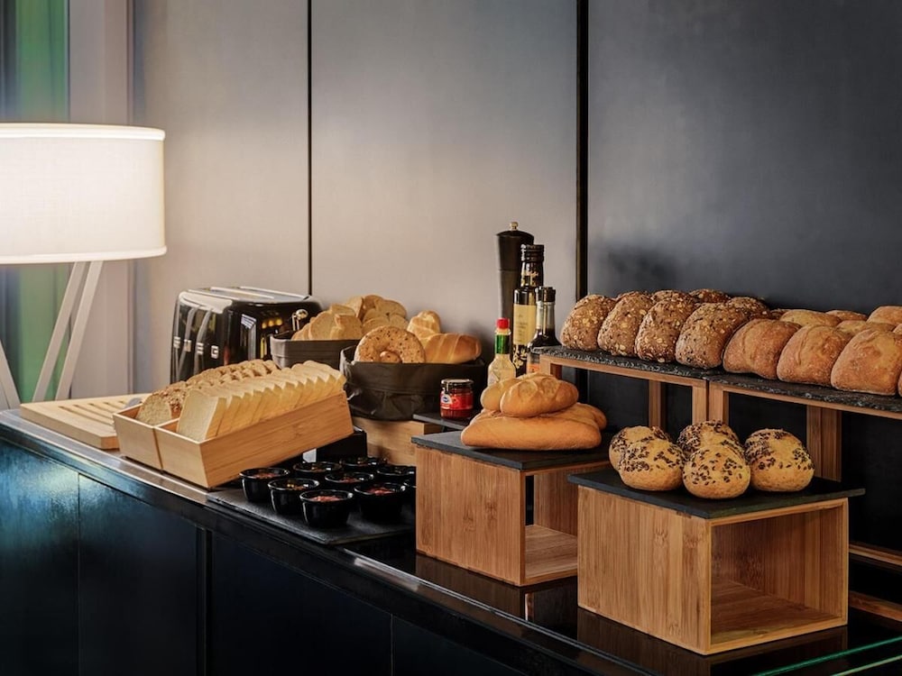 H10 Port Vell — Restaurant & bars in Barcelona, Catalonia