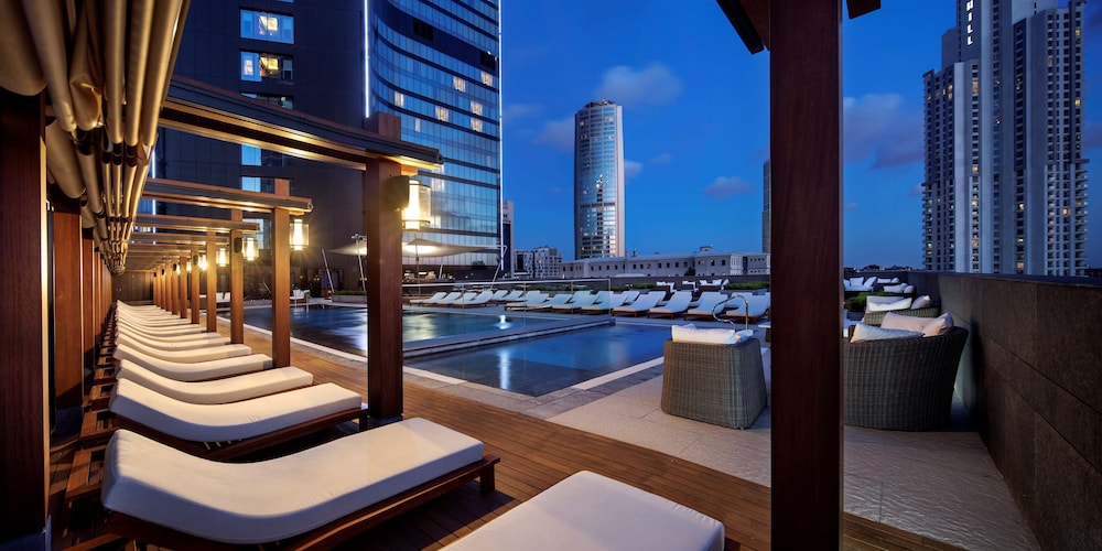 Hilton Istanbul Bomonti Hotel & Conference Center — Swimming pool in Istanbul, Istanbul
