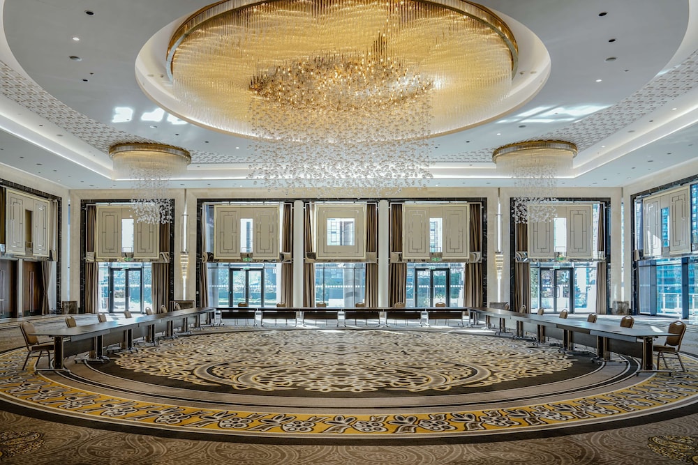 Hilton Istanbul Bomonti Hotel & Conference Center — Restaurant & bars in Istanbul, Istanbul
