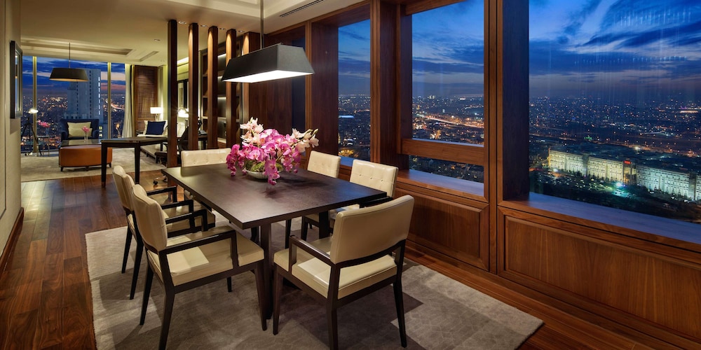 Hilton Istanbul Bomonti Hotel & Conference Center — Restaurant & bars in Istanbul, Istanbul