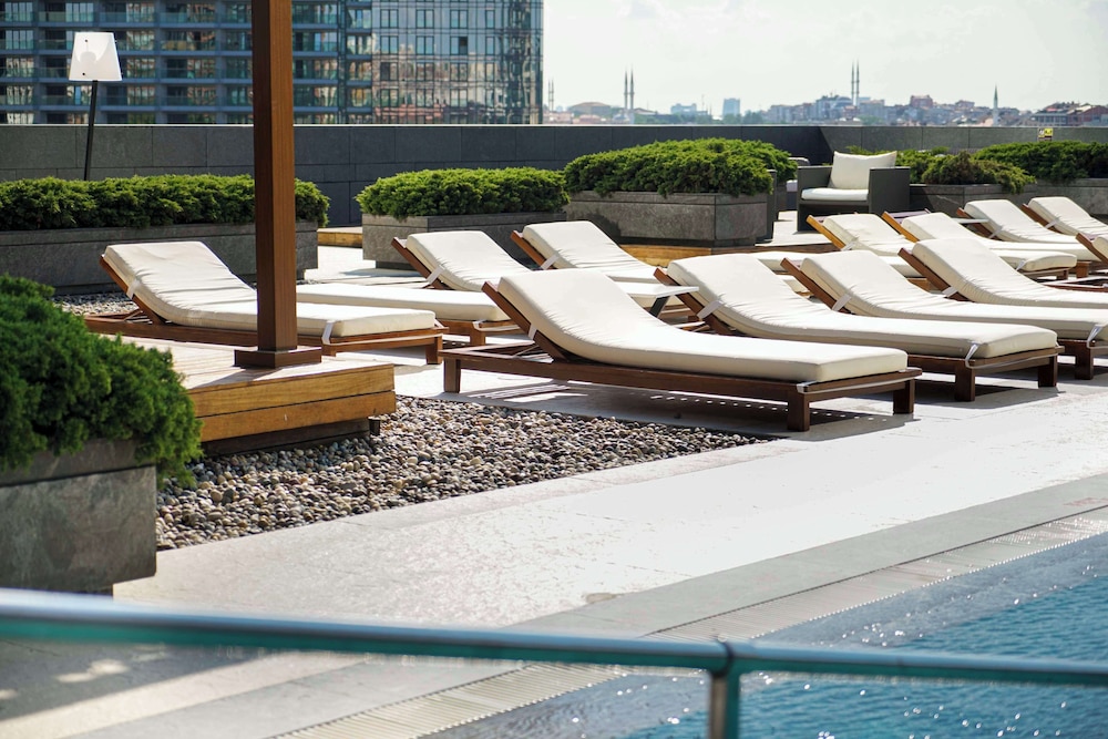 Hilton Istanbul Bomonti Hotel & Conference Center — Swimming pool in Istanbul, Istanbul