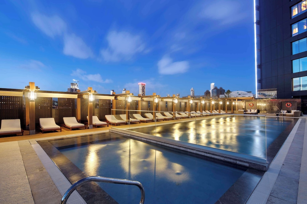Hilton Istanbul Bomonti Hotel & Conference Center — Swimming pool in Istanbul, Istanbul