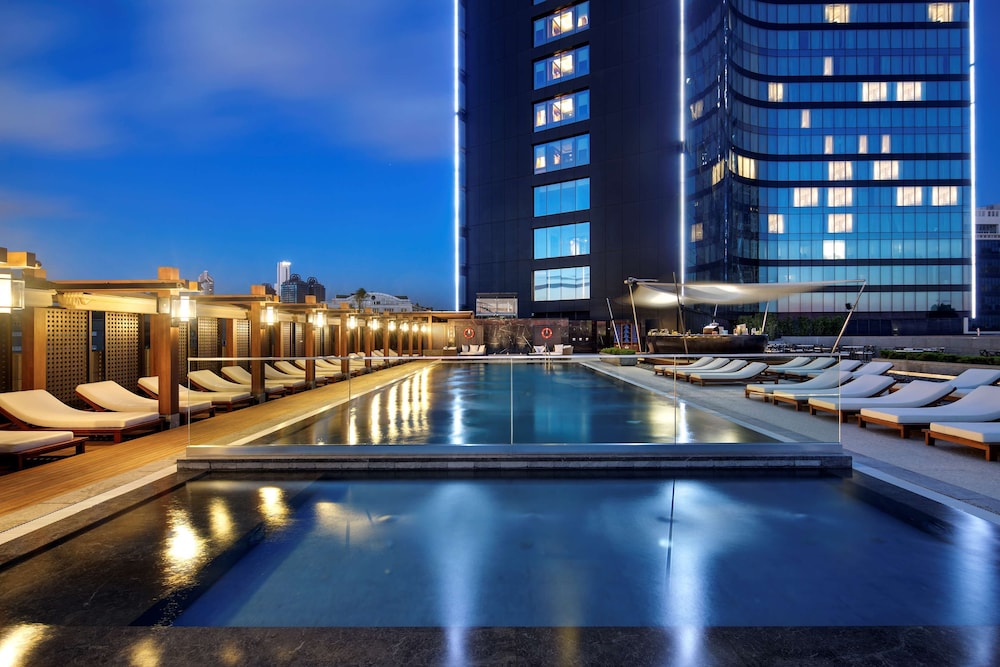 Hilton Istanbul Bomonti Hotel & Conference Center — Swimming pool in Istanbul, Istanbul