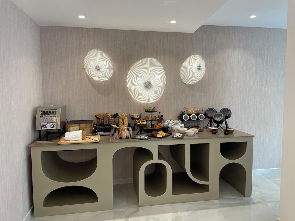 Ethereal White Resort Hotel & Spa - Adults Only — Restaurant & bars in Heraklion
