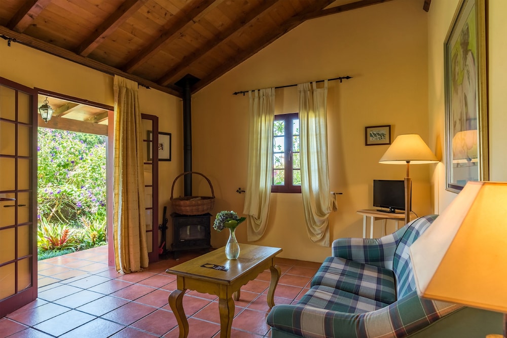 Pestana Quinta do Arco Nature & Rose Garden Hotel — Hotel rooms in Santana, Madeira
