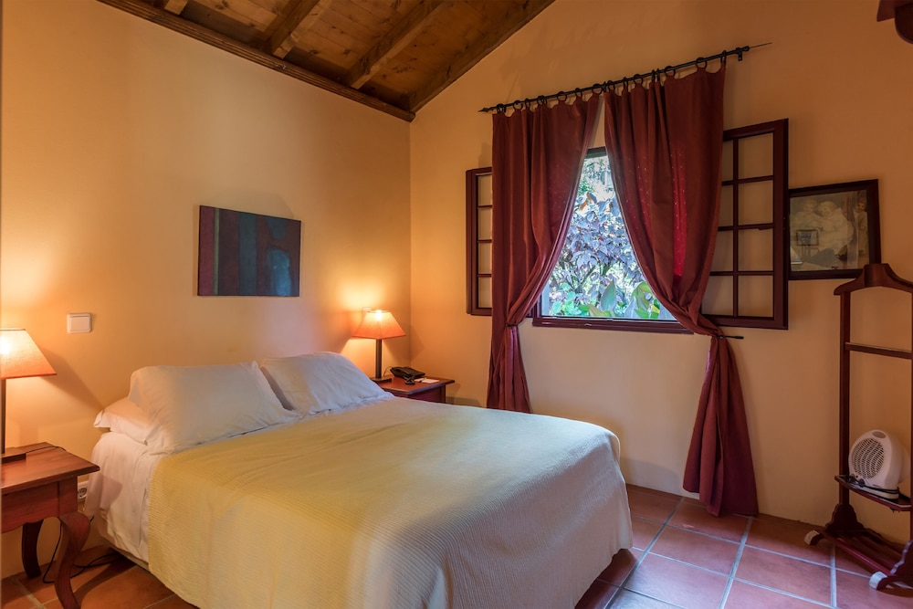 Pestana Quinta do Arco Nature & Rose Garden Hotel — Hotel rooms in Santana, Madeira