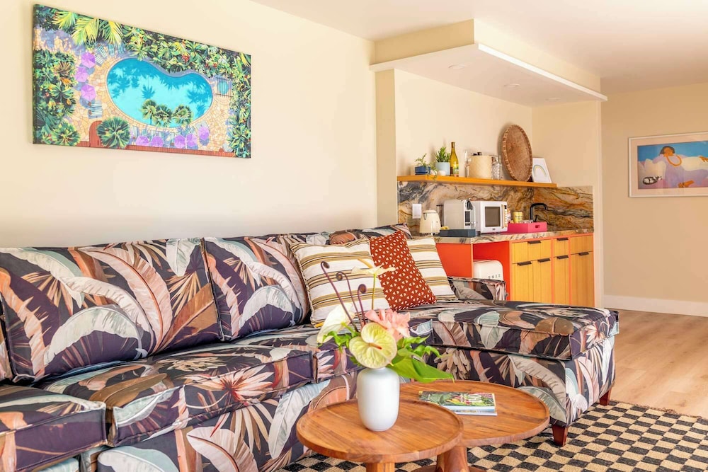 Wayfinder Waikiki — Hotel rooms in Honolulu, Hawaii