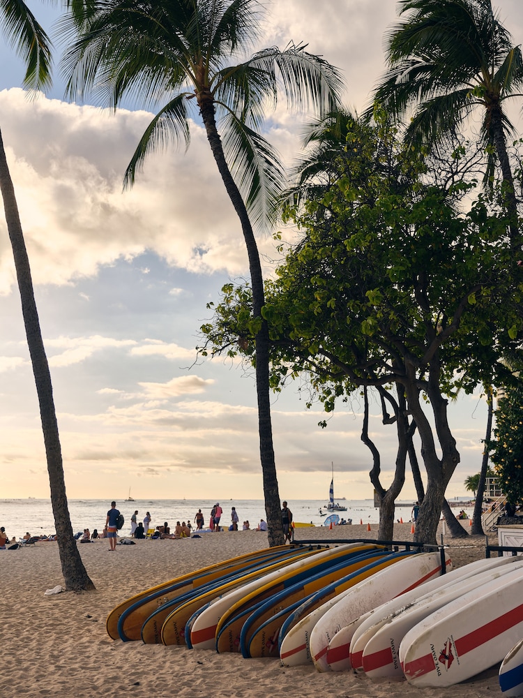 Wayfinder Waikiki — Beach in Honolulu, Hawaii