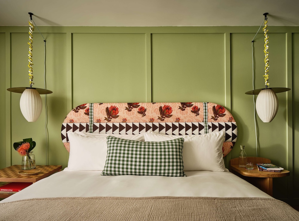 Wayfinder Waikiki — Hotel rooms in Honolulu, Hawaii