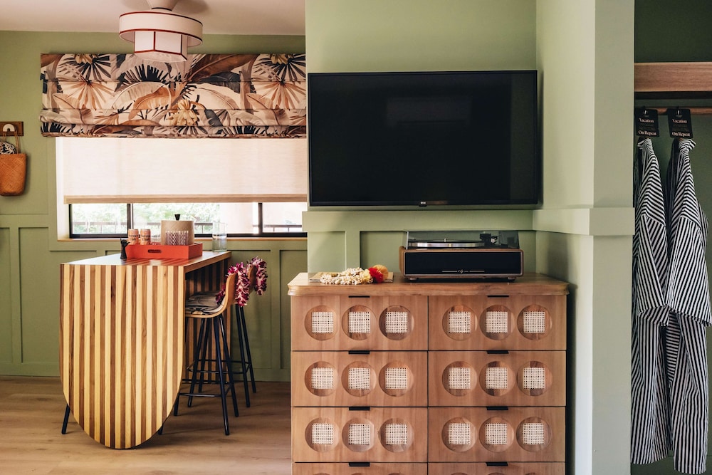 Wayfinder Waikiki — Hotel rooms in Honolulu, Hawaii
