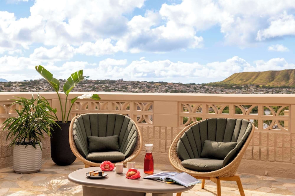 Wayfinder Waikiki — Restaurant & bars in Honolulu, Hawaii