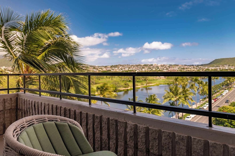 Wayfinder Waikiki — Hotel rooms in Honolulu, Hawaii