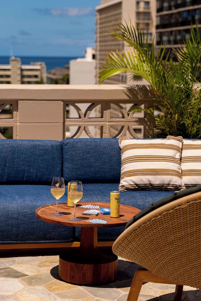 Wayfinder Waikiki — Restaurant & bars in Honolulu, Hawaii