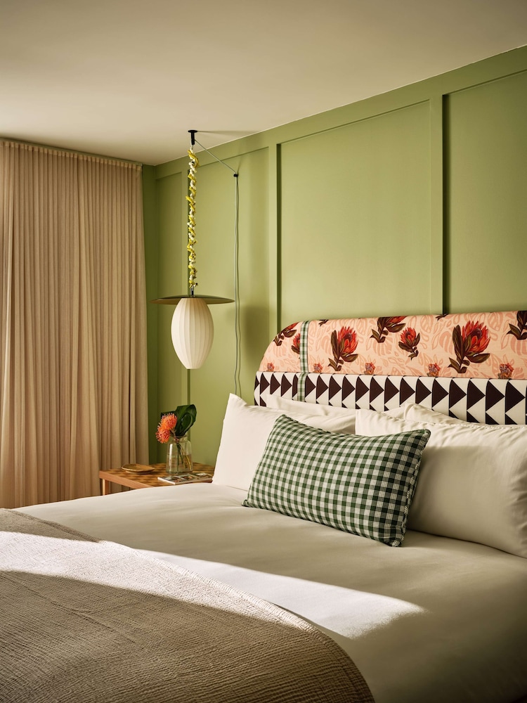 Wayfinder Waikiki — Hotel rooms in Honolulu, Hawaii
