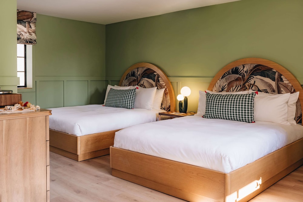 Wayfinder Waikiki — Hotel rooms in Honolulu, Hawaii