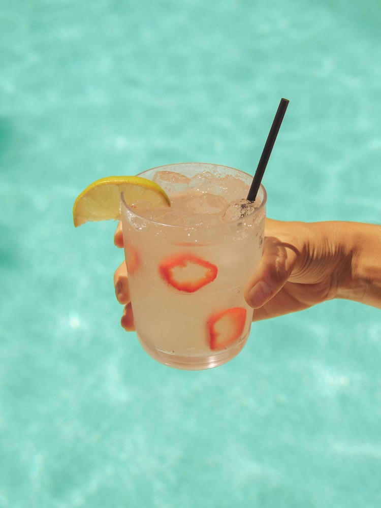 Wayfinder Waikiki — Swimming pool in Honolulu, Hawaii