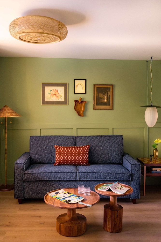 Wayfinder Waikiki — Hotel rooms in Honolulu, Hawaii