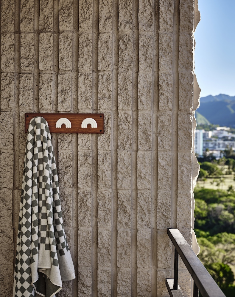 Wayfinder Waikiki — Hotel building in Honolulu, Hawaii