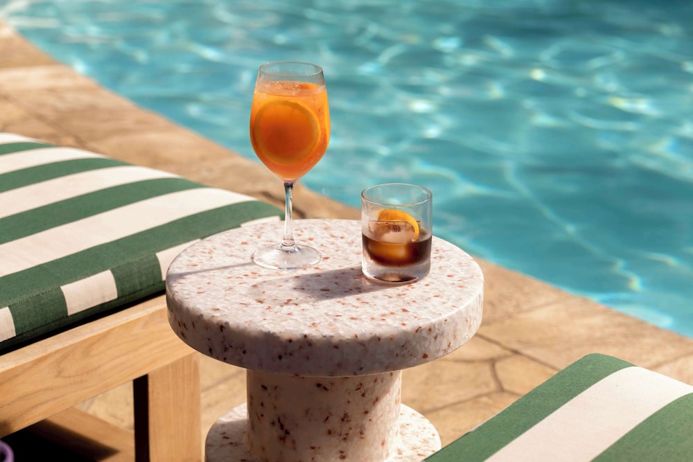 Wayfinder Waikiki — Swimming pool in Honolulu, Hawaii