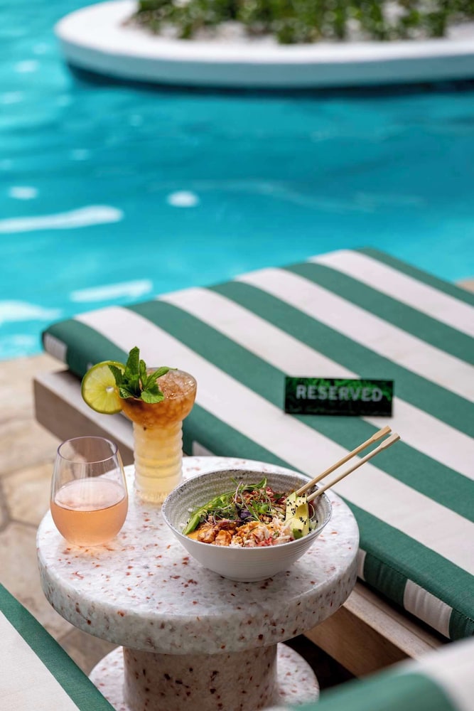 Wayfinder Waikiki — Swimming pool in Honolulu, Hawaii