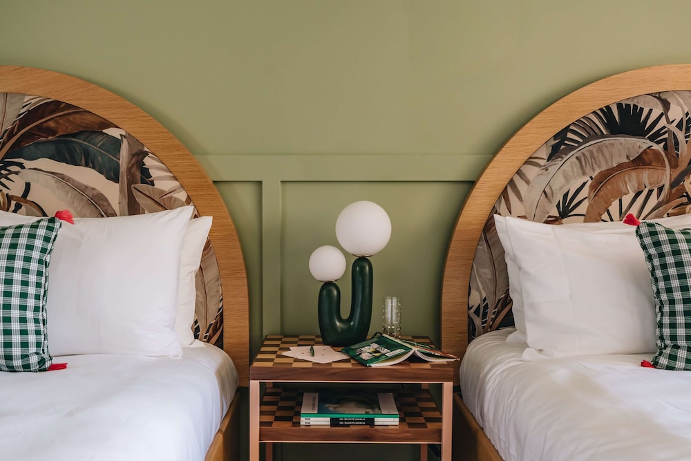 Wayfinder Waikiki — Hotel rooms in Honolulu, Hawaii
