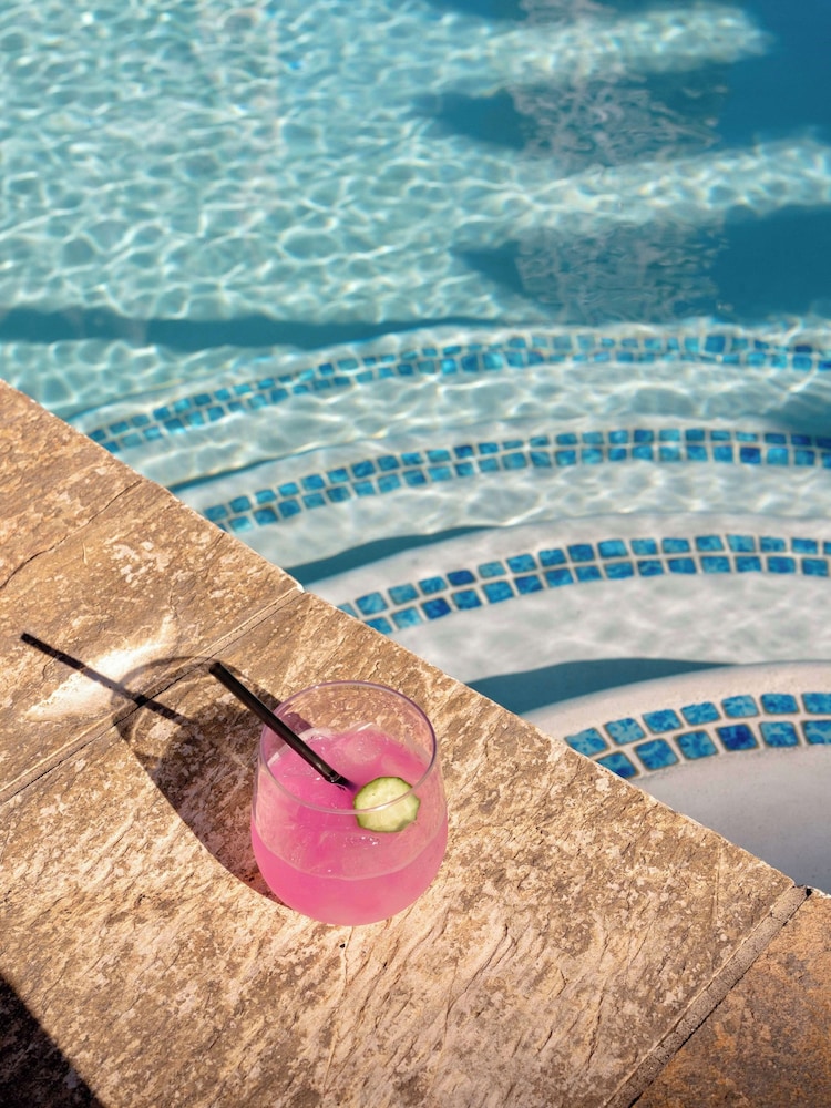 Wayfinder Waikiki — Swimming pool in Honolulu, Hawaii