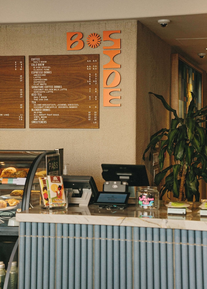 Wayfinder Waikiki — Restaurant & bars in Honolulu, Hawaii