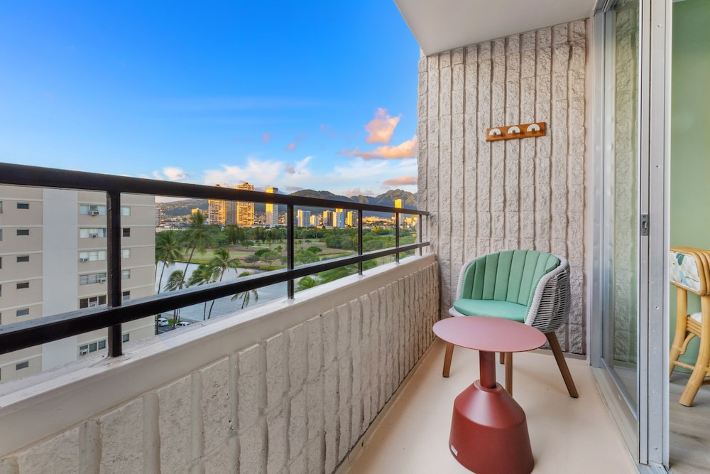 Wayfinder Waikiki — Hotel rooms in Honolulu, Hawaii