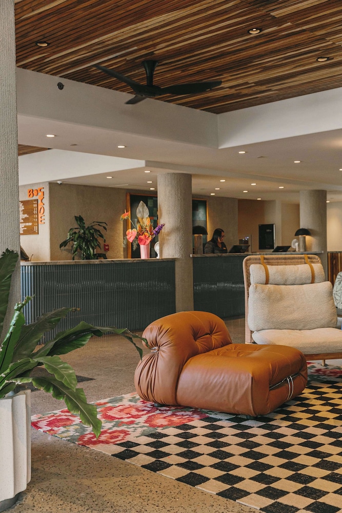 Wayfinder Waikiki — Hotel building in Honolulu, Hawaii