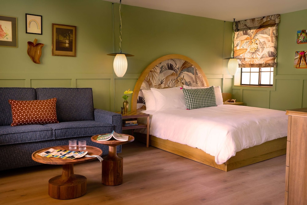 Wayfinder Waikiki — Hotel rooms in Honolulu, Hawaii