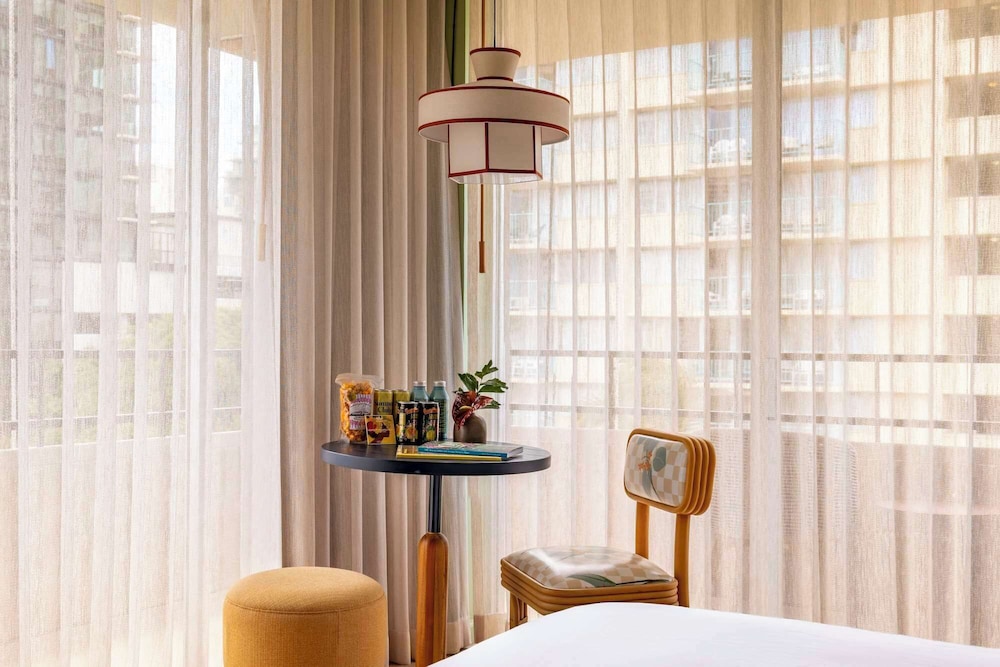 Wayfinder Waikiki — Hotel rooms in Honolulu, Hawaii