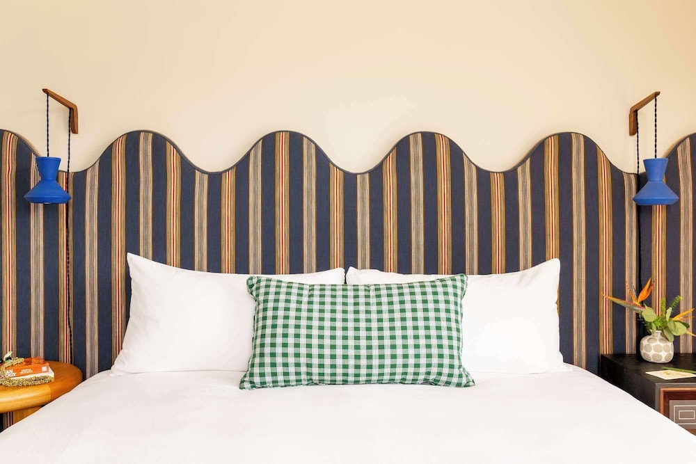 Wayfinder Waikiki — Hotel rooms in Honolulu, Hawaii