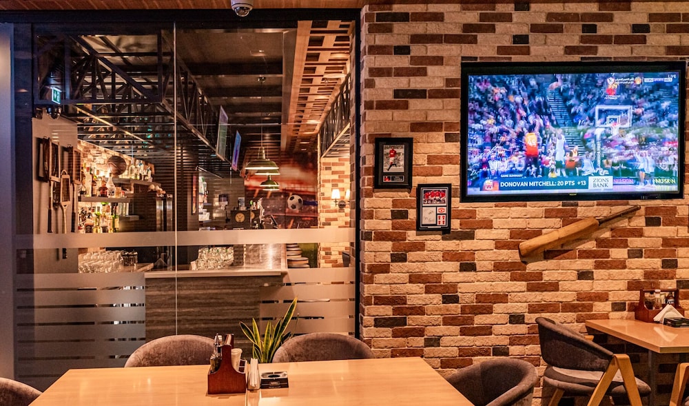 Mercure Dubai Barsha Heights Hotel Suites And Apartments — Restaurant & bars in Dubai