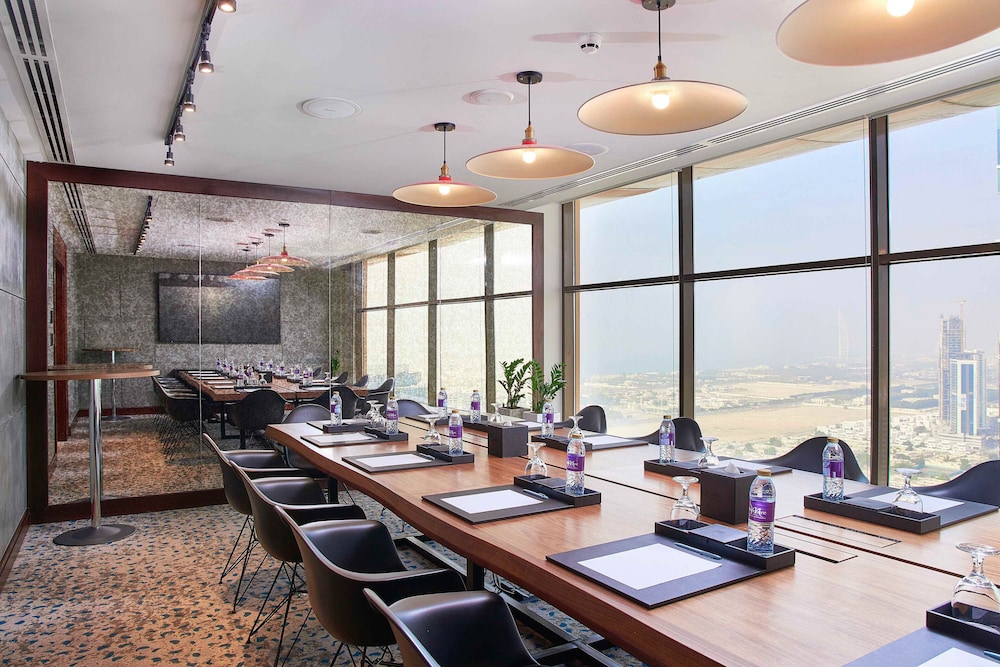 Mercure Dubai Barsha Heights Hotel Suites And Apartments — Hotel building in Dubai