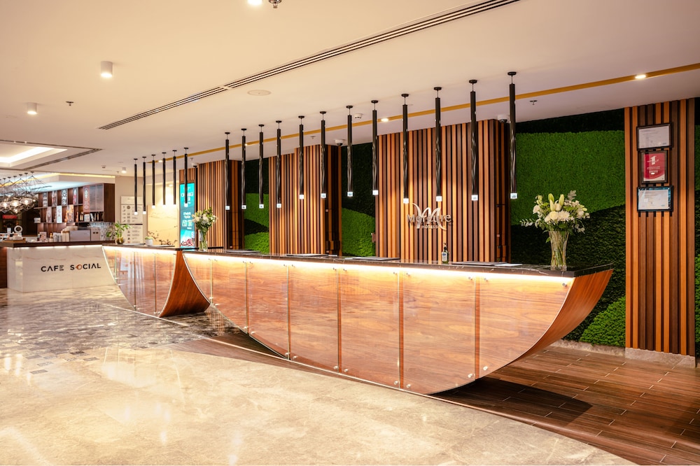Mercure Dubai Barsha Heights Hotel Suites And Apartments — Restaurant & bars in Dubai