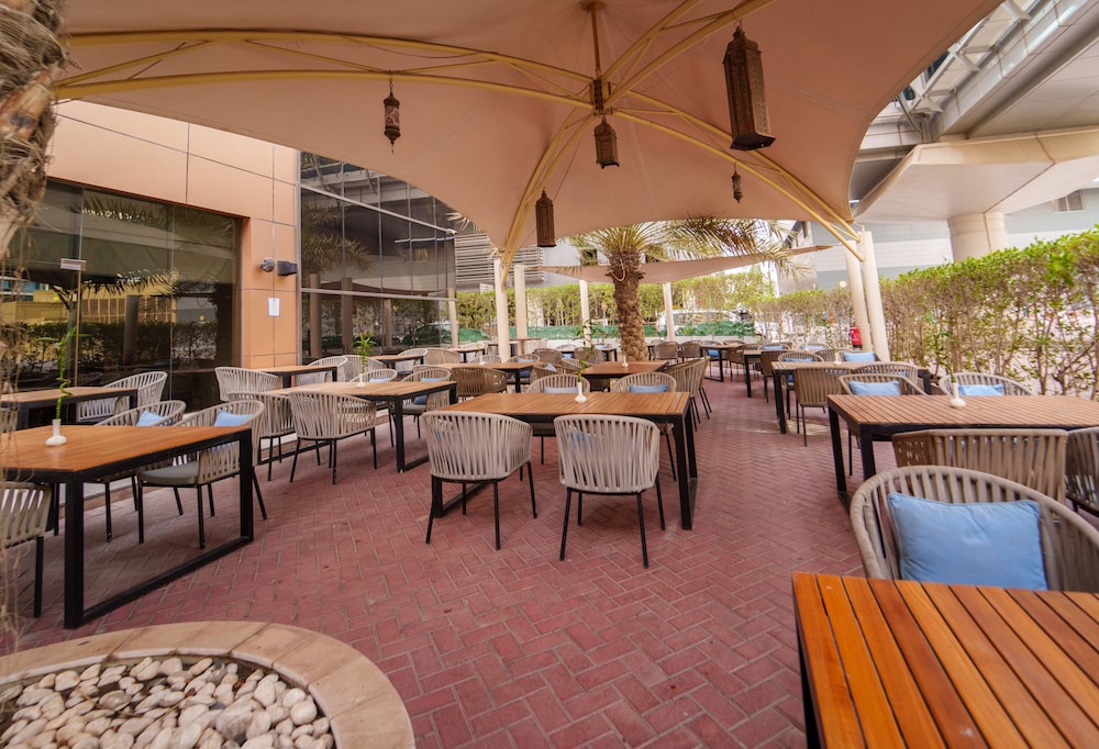 Mercure Dubai Barsha Heights Hotel Suites And Apartments — Restaurant & bars in Dubai