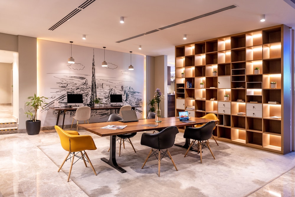 Mercure Dubai Barsha Heights Hotel Suites And Apartments — Hotel building in Dubai