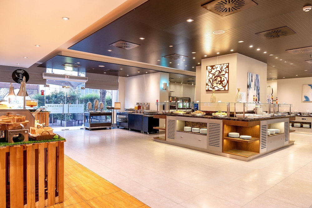 Mercure Dubai Barsha Heights Hotel Suites And Apartments — Restaurant & bars in Dubai