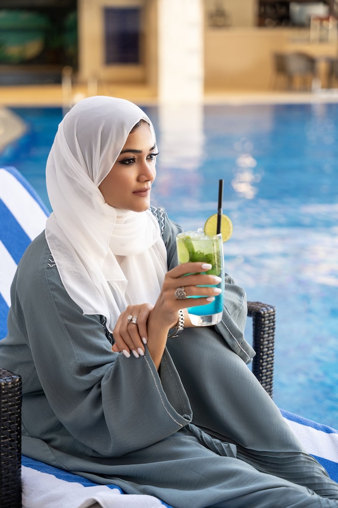 Mercure Dubai Barsha Heights Hotel Suites And Apartments — Swimming pool in Dubai