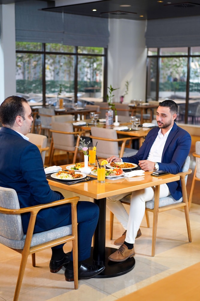 Mercure Dubai Barsha Heights Hotel Suites And Apartments — Restaurant & bars in Dubai