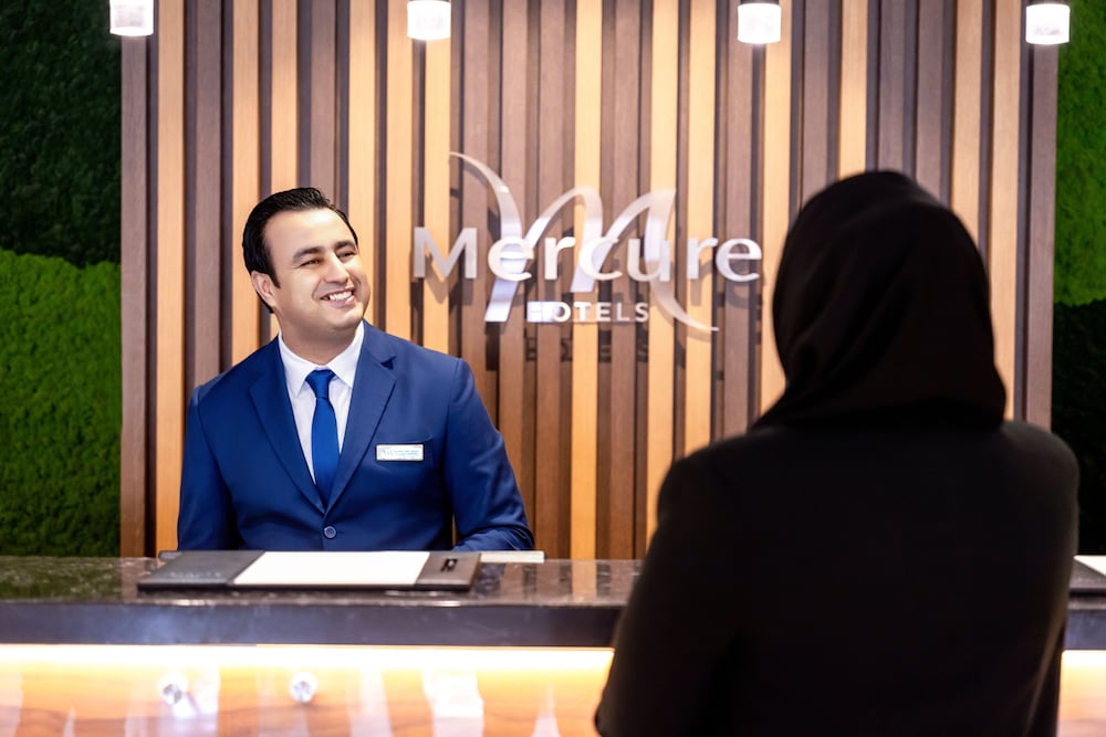 Mercure Dubai Barsha Heights Hotel Suites And Apartments — Hotel building in Dubai