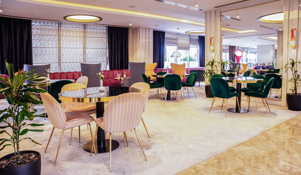 Mercure Dubai Barsha Heights Hotel Suites And Apartments — Hotel building in Dubai