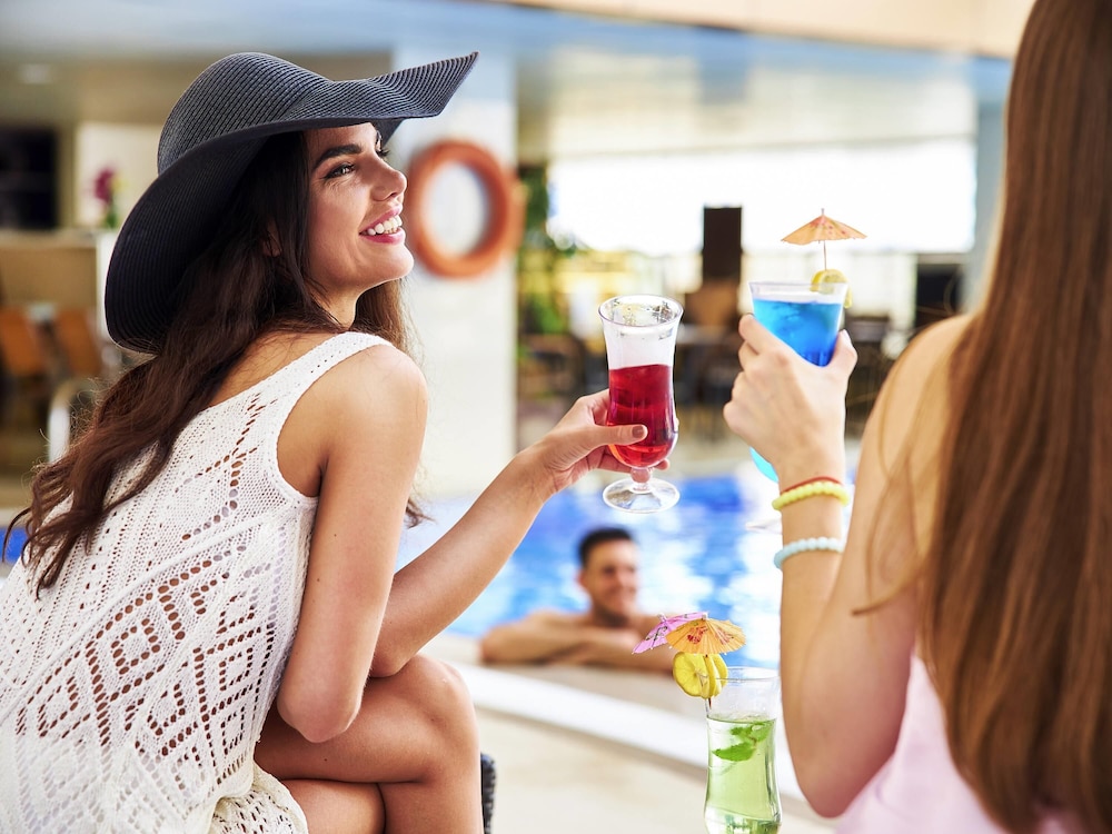 Mercure Dubai Barsha Heights Hotel Suites And Apartments — Beach in Dubai