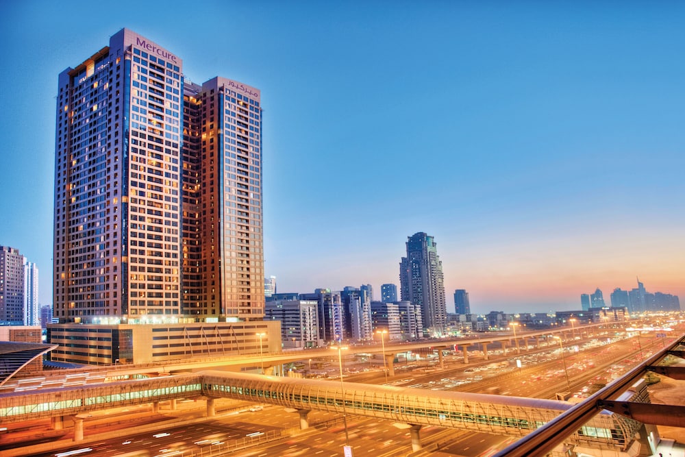 Mercure Dubai Barsha Heights Hotel Suites And Apartments — Hotel building in Dubai