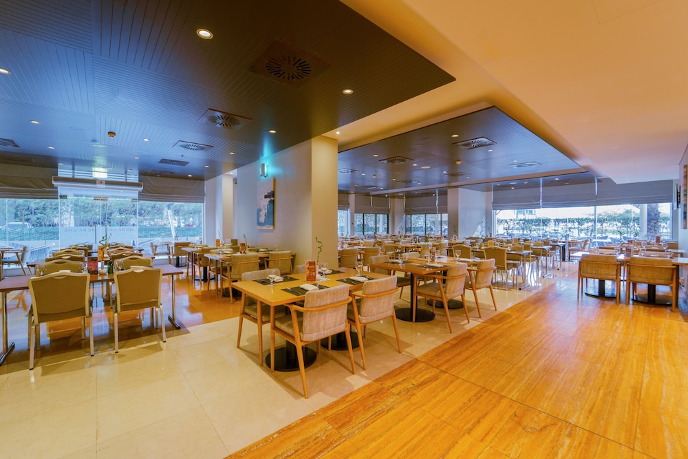 Mercure Dubai Barsha Heights Hotel Suites And Apartments — Restaurant & bars in Dubai