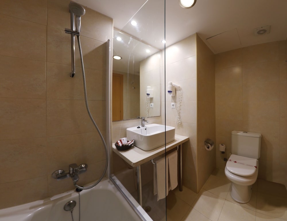 Guitart Central Park Aqua Resort — Hotel rooms in Lloret de Mar, Catalonia