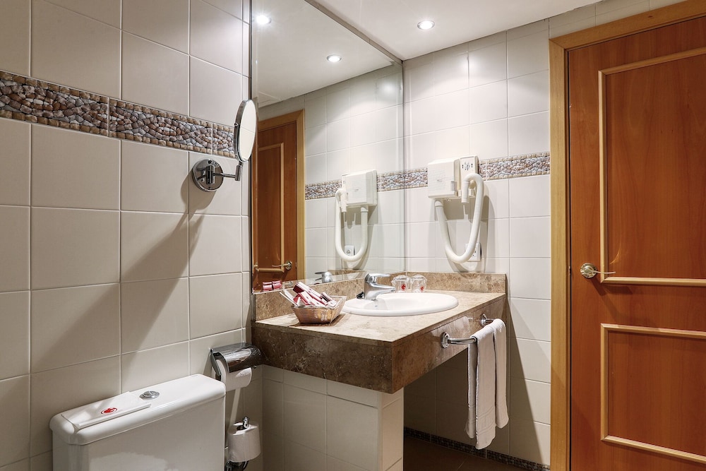 Guitart Central Park Aqua Resort — Hotel rooms in Lloret de Mar, Catalonia