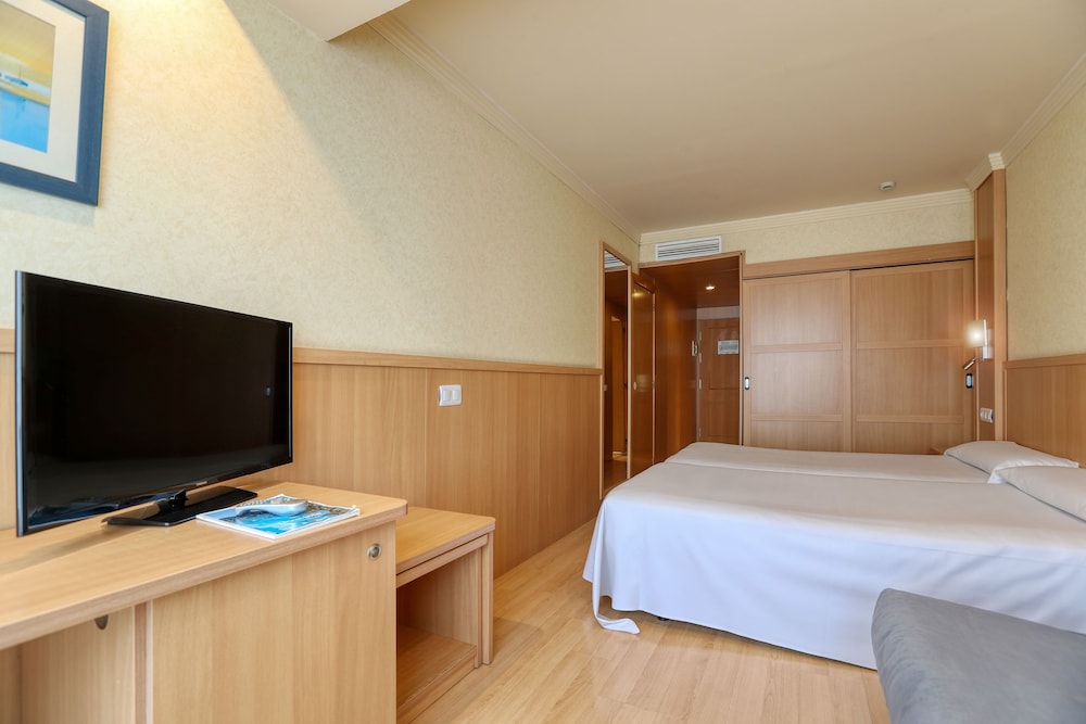 Guitart Central Park Aqua Resort — Hotel rooms in Lloret de Mar, Catalonia